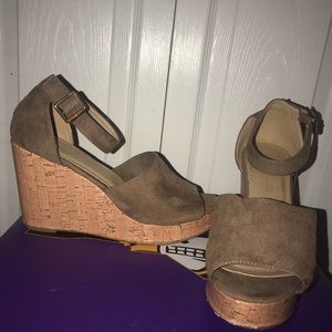 Hot Tomatoe size 10 Taupe wedges